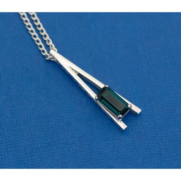 22 Inch, Art Nouveau Silver Tone Chain Green Stone Pendant Necklace by Avon - D6 - Picture 1 of 5